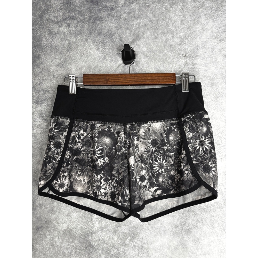 Lululemon Hotty Hot Shorts Flowabunga Black Angel Wing / Black Size 4